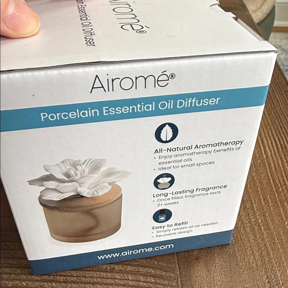 Airome Porcelain Essential Oil Diffuser - With 4 Pack of Sand and Fog Oils NWOT - Picture 5 of 8